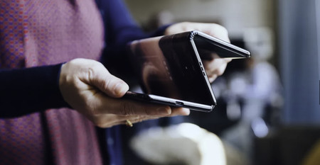 Tres pantallas y doble plegado: así es el móvil en 'zigzag' que prepara TCL