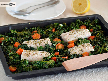 Lomos de merluza con col kale y tomatitos: receta saludable cocinada al horno en la misma bandeja