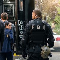 Los empleados de un almacén les abrieron la puerta para que robaran 200 iPhones. El truco estaba en sus chaquetas: ponía FBI 