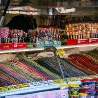 A indústria de doces percebeu que existe algo melhor do que vender doces para crianças: atingir adultos nostálgicos 