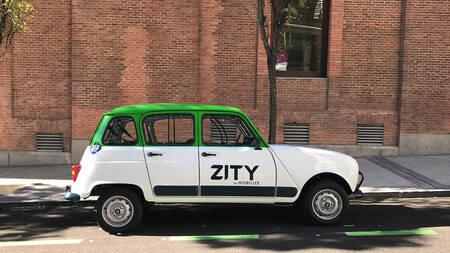 ¡Al rico retrofit! Este Renault 4L clásico es completamente eléctrico y está rodando por Madrid
