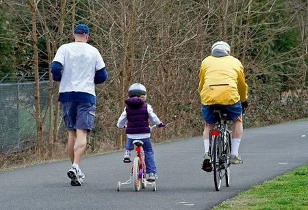 Niños en bicicleta, circulando seguros