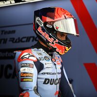 Marc Márquez tiene roto un dedo de la mano izquierda tras su caída en los entrenamientos libres de Alemania 