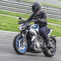 La Kymco RevoNEX se meterá de lleno en las motos eléctricas: 205 km/h de punta, seis marchas y ruido artificial