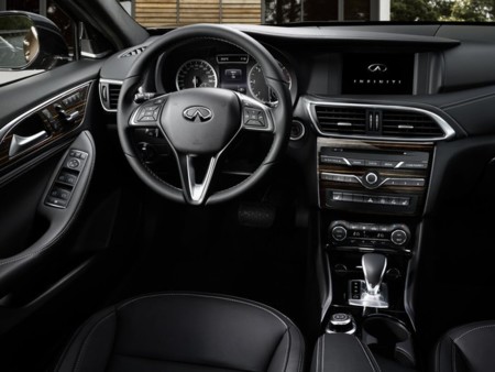 El Infiniti Q30 deja ver su interior antes de Frankfurt
