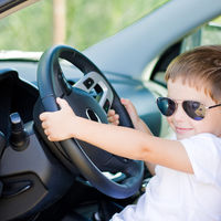 Tras aprender a conducir en YouTube con 8 años, se va con su hermana pequeña a comer hamburguesas