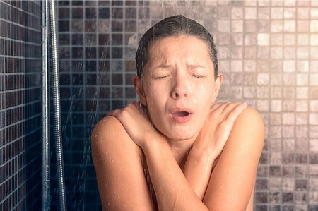 Duchas de agua fría: qué efectos tienen en la salud