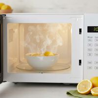 Tres maneras muy efectivas de limpiar hornos y microondas que uso con mi Xiaomi: limón, vinagre o bicabornato, quitan olores y costras