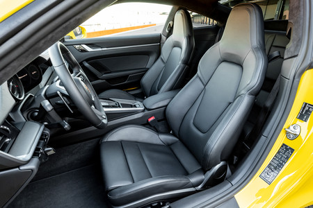 Porsche 911 992 asientos y habitáculo