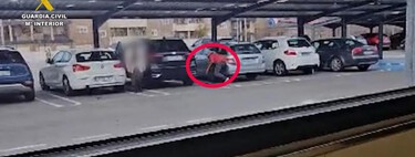No se te ha caído nada, es un viejo truco que usan los ladrones para robarte en el coche y que sigue funcionando. Se llama "método de la siembra" 