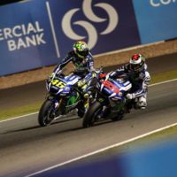 La primera en la frente. Encontronazo entre Rossi y Lorenzo en la FP4