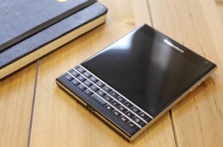 Los ingresos bajan en una BlackBerry que se agarra a los beneficios