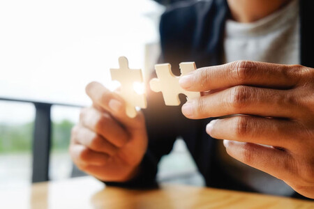 Imagen de piezas de puzzle, mostrando que hay que diseccionar los problemas en sus partes