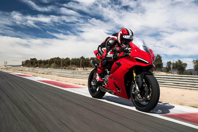 Mamma mia! Ducati le ha metido la tijera a la nueva Panigale V2: 35 CV  menos, pero ahora es más moto y cuesta menos
