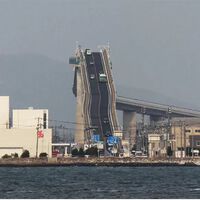 Não acredite nos seus olhos: a ponte japonesa que parece levar carros para as alturas e esconde um segredo visual 
