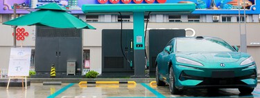 He probado el Flash Charging de BYD: la carga a 1.500 kW es ya una realidad y se tarda lo mismo en llenar la batería que en repostar
