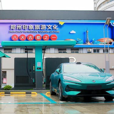 He probado el Flash Charging de BYD: la carga a 1.500 kW es ya una realidad y se tarda lo mismo en llenar la batería que en repostar