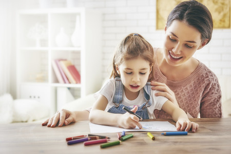 Un buen aprendizaje en casa durante la edad preescolar beneficia el desempeño académico en la adolescencia