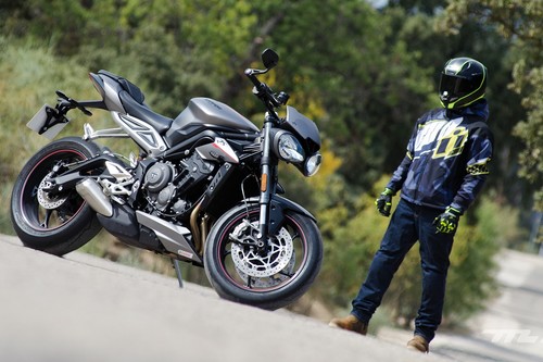 Probamos la Triumph Street Triple RS, una naked sorprendente con 123 cv y una parte ciclo diabólica