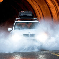 Con lluvia no hay que abusar de las luces antiniebla: así debes usarlas  para no deslumbrar a otros conductores y evitar multas