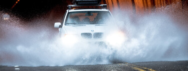 Con lluvia no hay que abusar de las luces antiniebla: así debes usarlas  para no deslumbrar a otros conductores y evitar multas