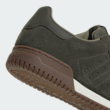 Adidas rebaja a mitad de precio las zapatillas color musgo que te resolverán cualquier look de otoño