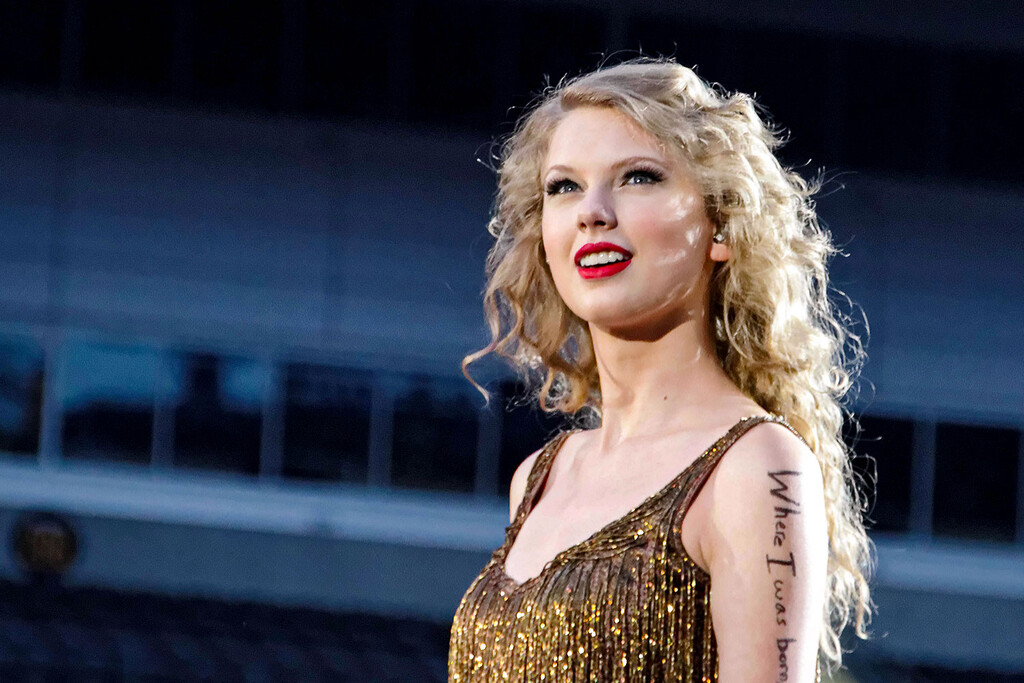 Tras arrasar con su gira, su película y ser la reina del streaming, Taylor Swift consigue un nuevo hito: ser milmillonaria