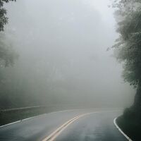 De balizas con láser a aspersores que eliminan la niebla: los proyectos del Gobierno para mejorar la visibilidad en carretera