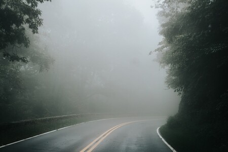 De balizas con láser a aspersores que eliminan la niebla: los proyectos del Gobierno para mejorar la visibilidad en carretera