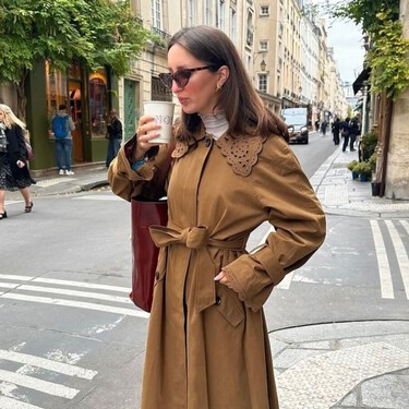 Zara vende un conjunto de ante color camel con falda y chaqueta tan lujoso que parece de Chloé (y es ideal para la oficina) 
