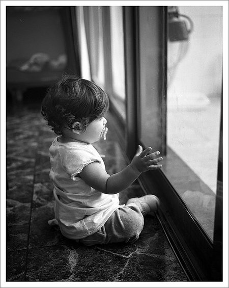 La foto de tu bebé: Lucía en la ventana