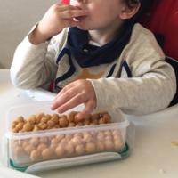Muestra en Twitter una foto de su hijo desayunando garbanzos y le llueven las críticas