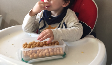 Muestra en Twitter una foto de su hijo desayunando garbanzos y le llueven las críticas