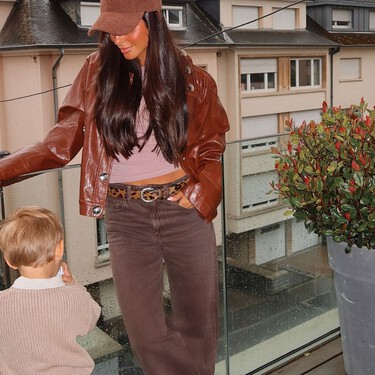 Adiós, jeans clásicos: los vaqueros color marrón chocolate son nuestra nueva obsesión, y estos modelos de Zara y Mango nos encantan