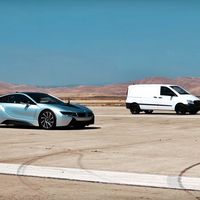 La Atieva Edna invoca de nuevo sus poderes para humillar a un BMW i8 y a un Dodge Viper