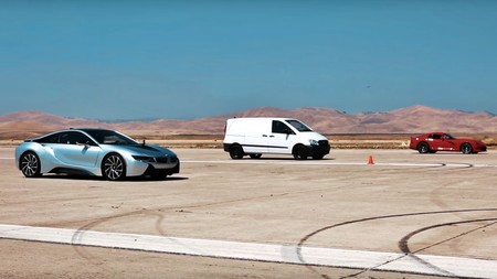 La Atieva Edna invoca de nuevo sus poderes para humillar a un BMW i8 y a un Dodge Viper