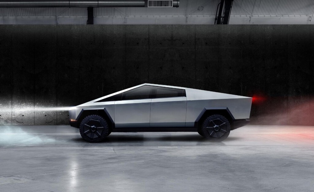 Un hombre compró el Cybertruck pero no le cabe en su nueva plaza de parking. Tesla le amenaza con una multa de $50.000 si lo vende 