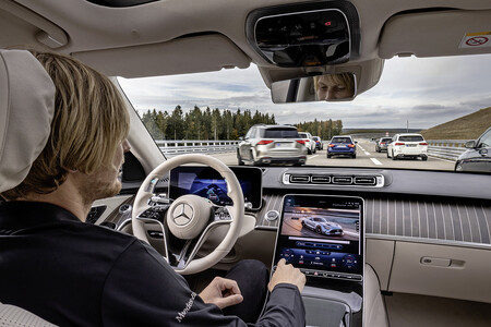 Mercedes-Benz recibe la aprobación oficial para implementar en sus autos el Nivel 3 de autonomía