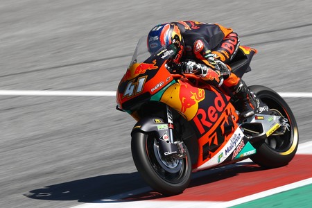 Brad Binder se regala por su cumpleaños una oportuna victoria en la carrera de casa para KTM