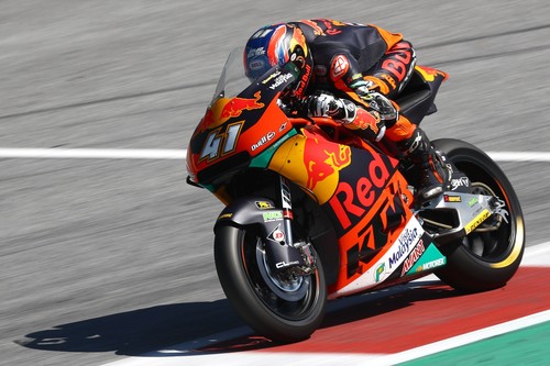 Brad Binder se regala por su cumpleaños una oportuna victoria en la carrera de casa para KTM