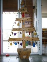 Un árbol de Navidad con palés