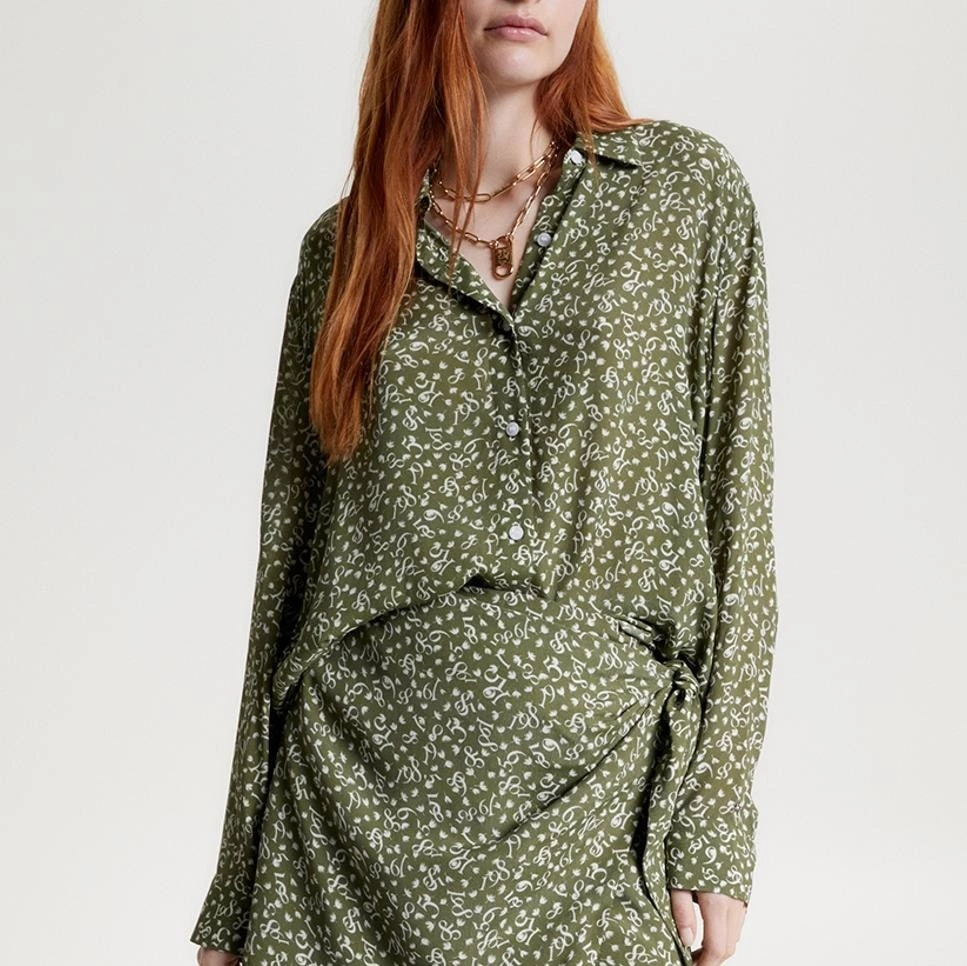 Camisa de mujer fluida de manga larga con cierre de botones
