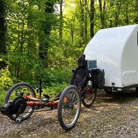Si eres lo suficientemente valiente, puedes llevar la casa a cuestas en la bici: aquí dentro pueden dormir dos personas y tiene hasta baño