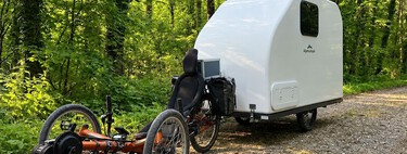 Pesa 52 kg, puede remolcarse con una bicicleta y esconde una cama doble y baño: así es la 'autocaravana' no apta para claustrofóbicos