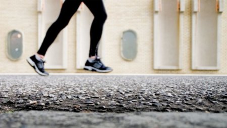 Al correr, evita la zancada larga y pesada