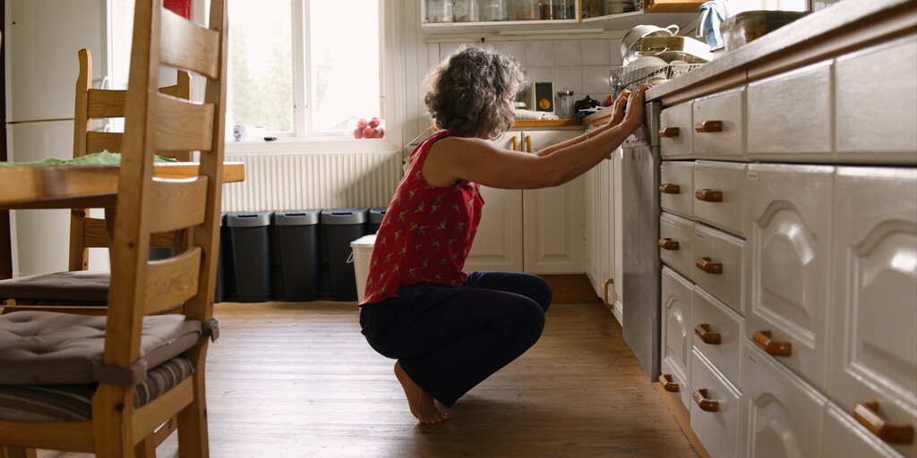 Varias entrenadoras coinciden: si quieres tonificar y ganar masa muscular a los 60 sin coger pesas puedes hacer ejercicios como sentadillas y aumentar el movimiento diario