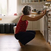 Varias entrenadoras coinciden: si quieres tonificar y ganar masa muscular a los 60 sin coger pesas puedes hacer ejercicios como sentadillas y aumentar el movimiento diario