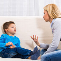 ¿Tu hijo interrumpe las conversaciones? Nueve consejos para enseñarle a respetar el turno de palabra