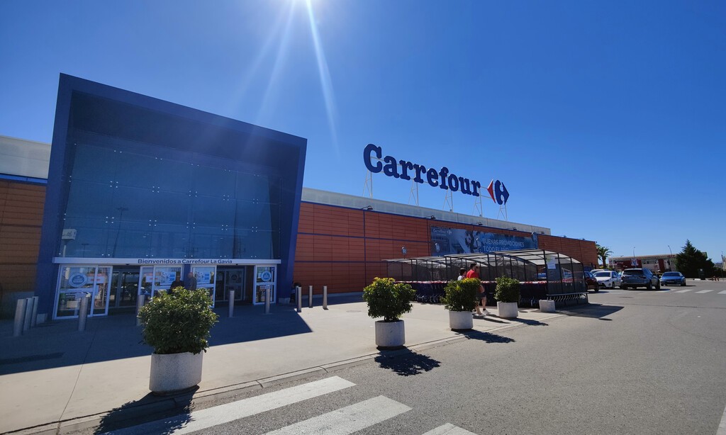 Carrefour tiene este toldo sin obras con el que conseguir sombra incluso en balcones pequeños
