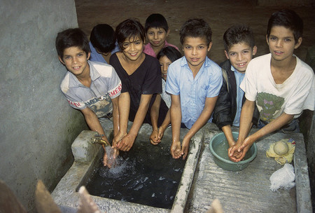 Los niños y la saludable afición a lavarse las manos